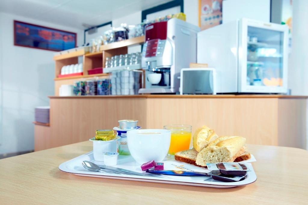 普瑞米尔艾福尔经典酒店 埃夫勒 外观 照片 A typical breakfast