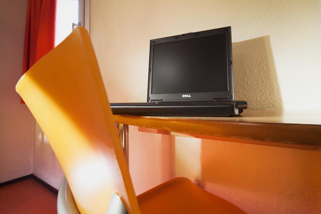普瑞米尔艾福尔经典酒店 埃夫勒 客房 照片 A Dell Studio 17