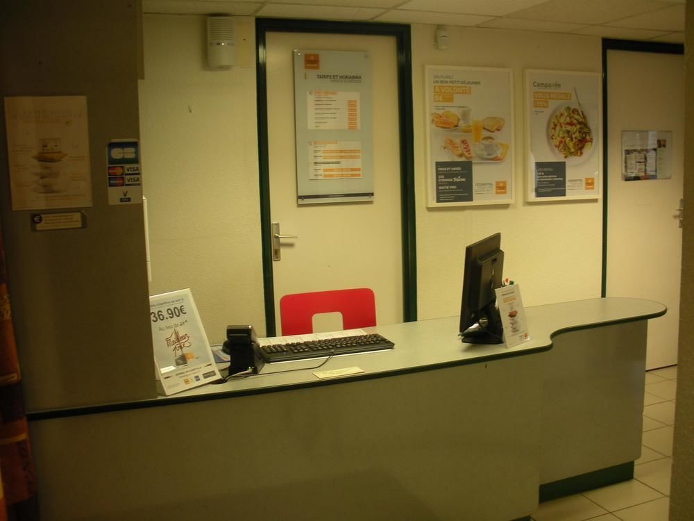普瑞米尔艾福尔经典酒店 埃夫勒 外观 照片 Reception desk at the University of Brighton