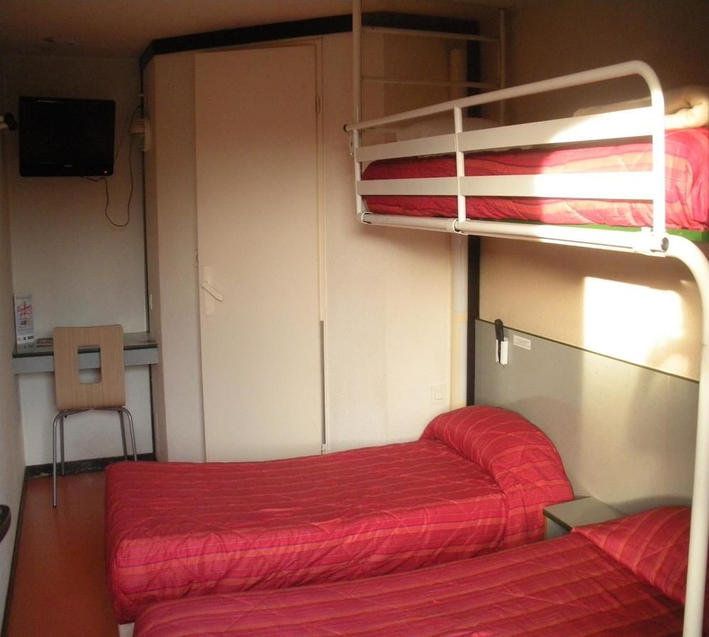 普瑞米尔艾福尔经典酒店 埃夫勒 外观 照片 A typical room at a youth hostel