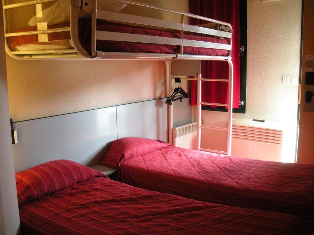 普瑞米尔艾福尔经典酒店 埃夫勒 外观 照片 A typical room at a French Ibis budget hotel