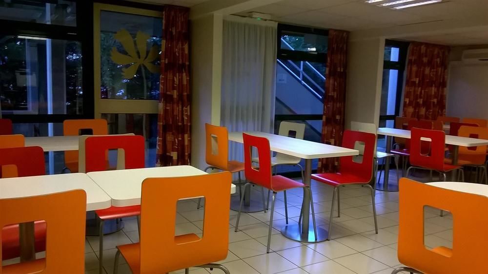 普瑞米尔艾福尔经典酒店 埃夫勒 外观 照片 The interior of a typical McDonald's restaurant