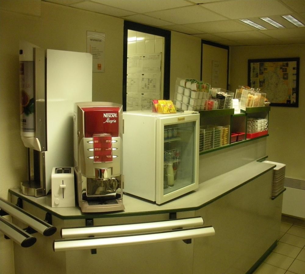 普瑞米尔艾福尔经典酒店 埃夫勒 外观 照片 A coffee machine in a hospital