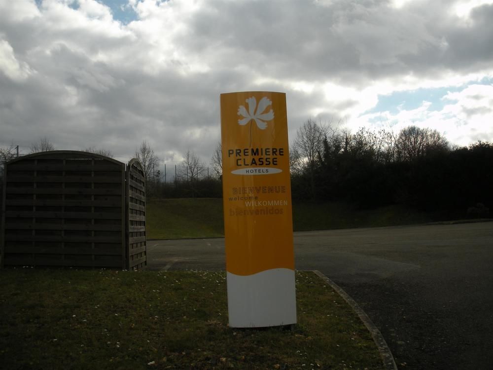 普瑞米尔艾福尔经典酒店 埃夫勒 外观 照片 Entrance to the school