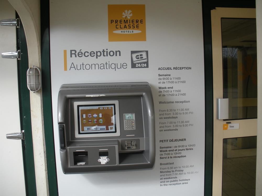 普瑞米尔艾福尔经典酒店 埃夫勒 外观 照片 An automated hotel check-in machine