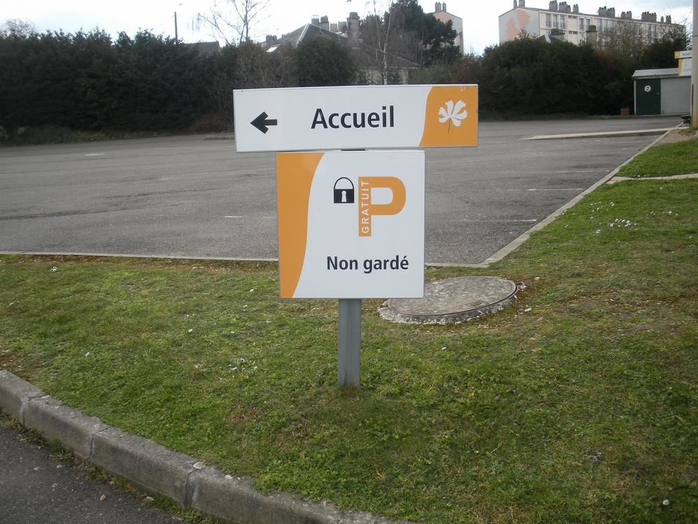 普瑞米尔艾福尔经典酒店 埃夫勒 外观 照片 A sign in French
