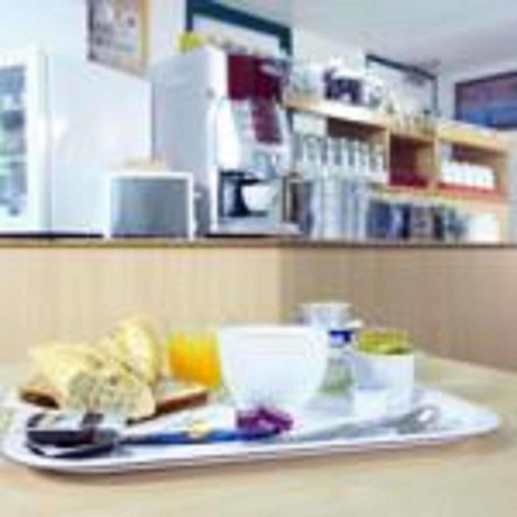 普瑞米尔艾福尔经典酒店 埃夫勒 外观 照片 A typical meal at a hospital