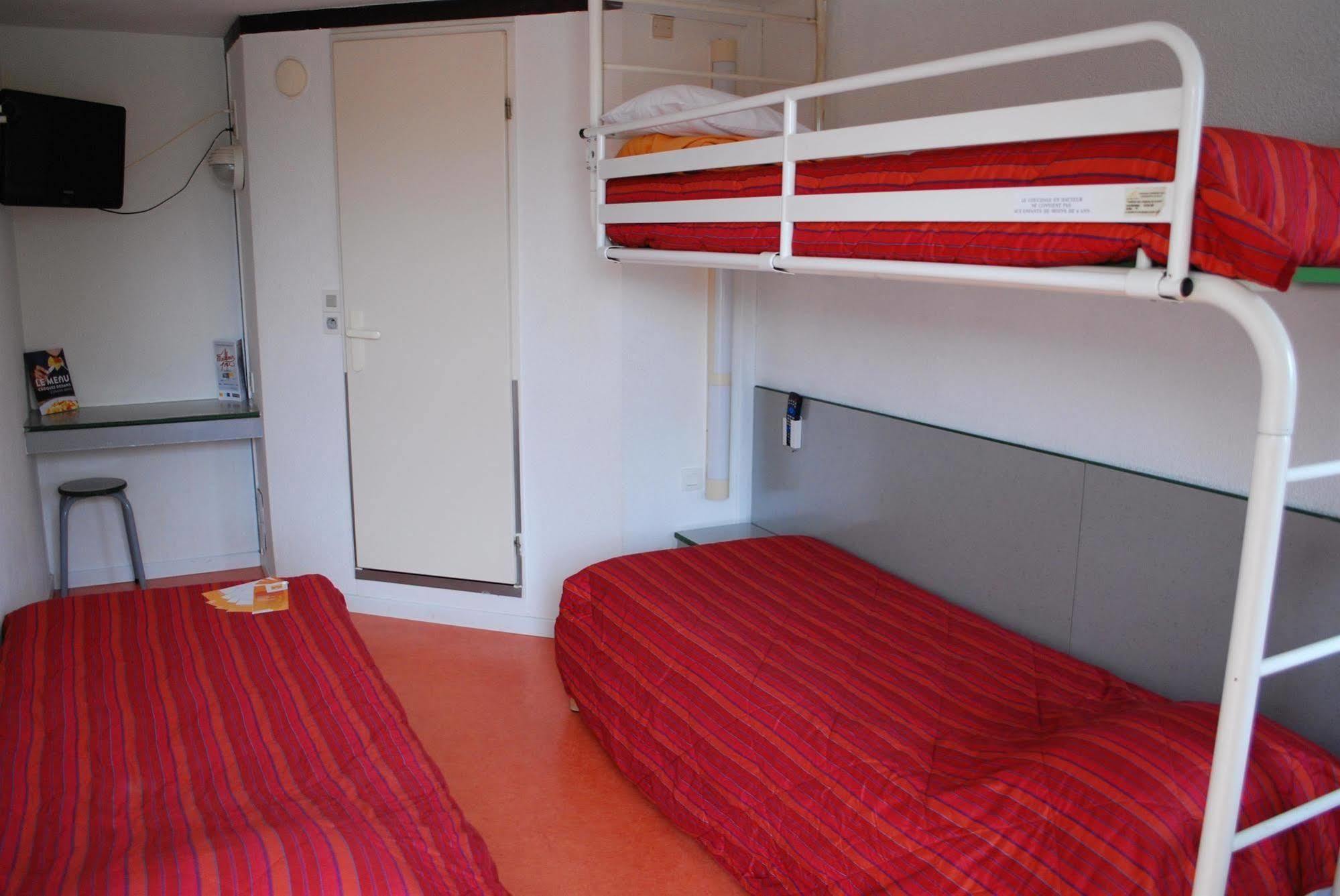 普瑞米尔艾福尔经典酒店 埃夫勒 外观 照片 A typical room at a youth hostel