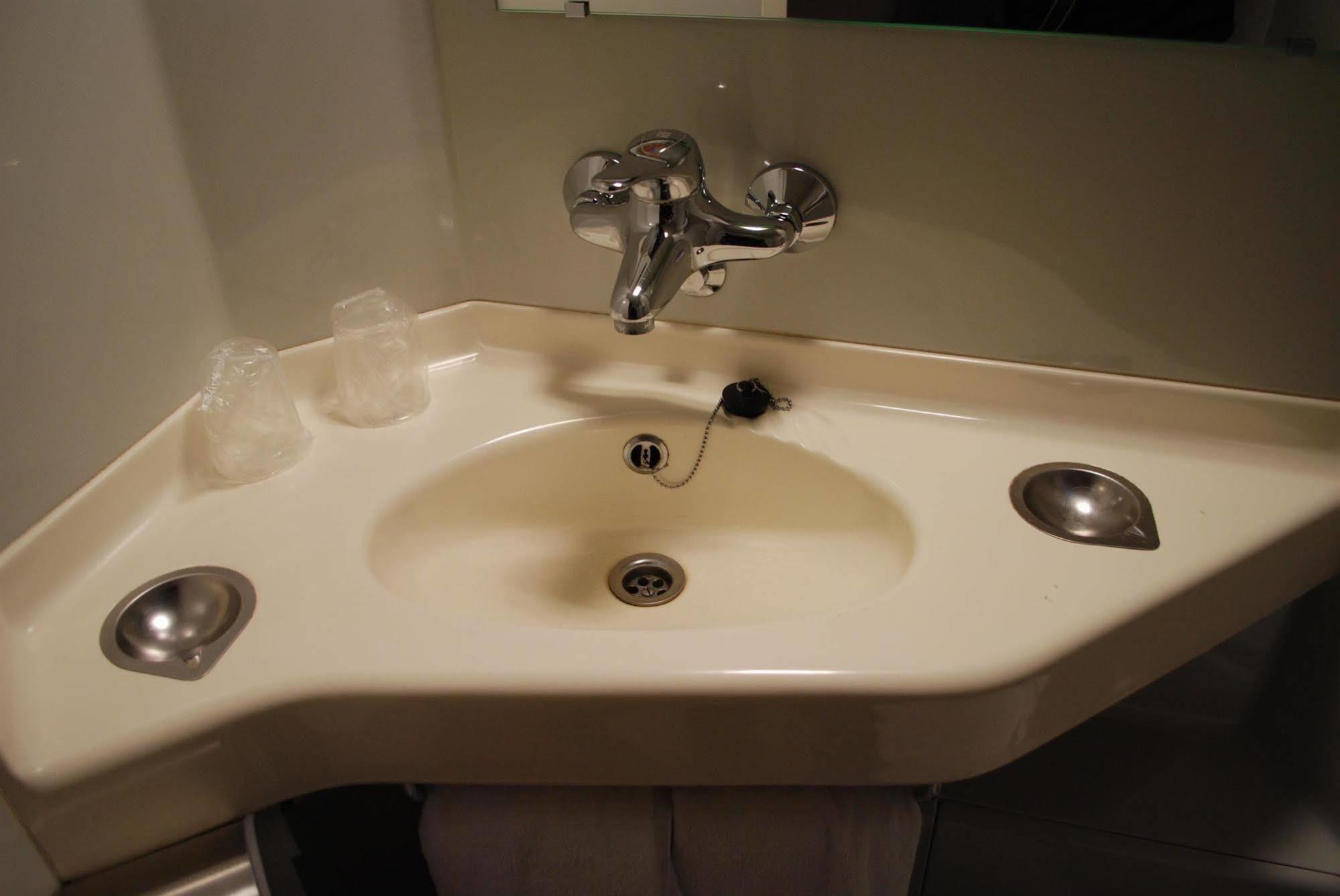 普瑞米尔艾福尔经典酒店 埃夫勒 外观 照片 A typical lavatory